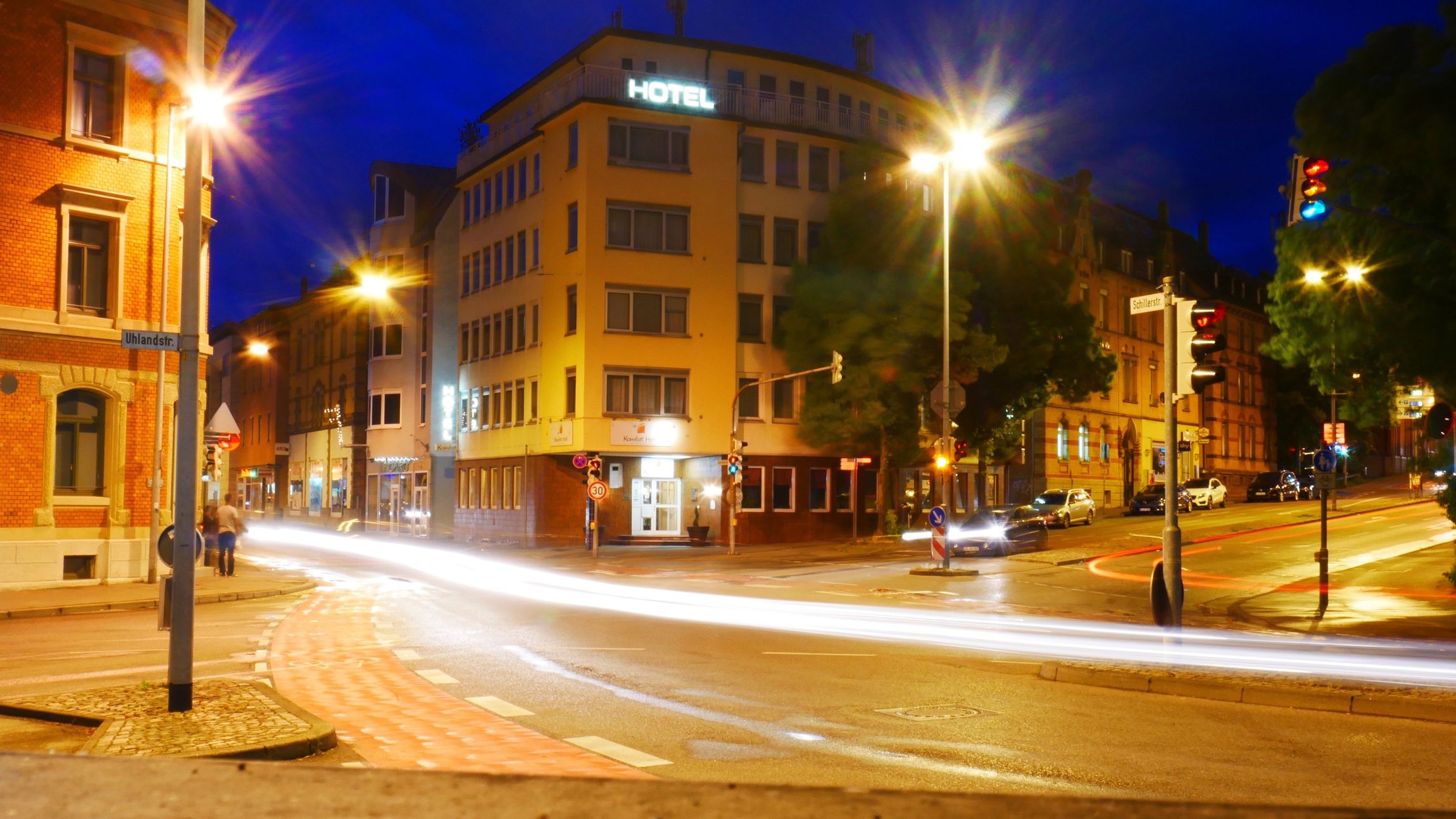 Ein Langzeitbelichtungsfoto einer Stadtstraße bei Nacht