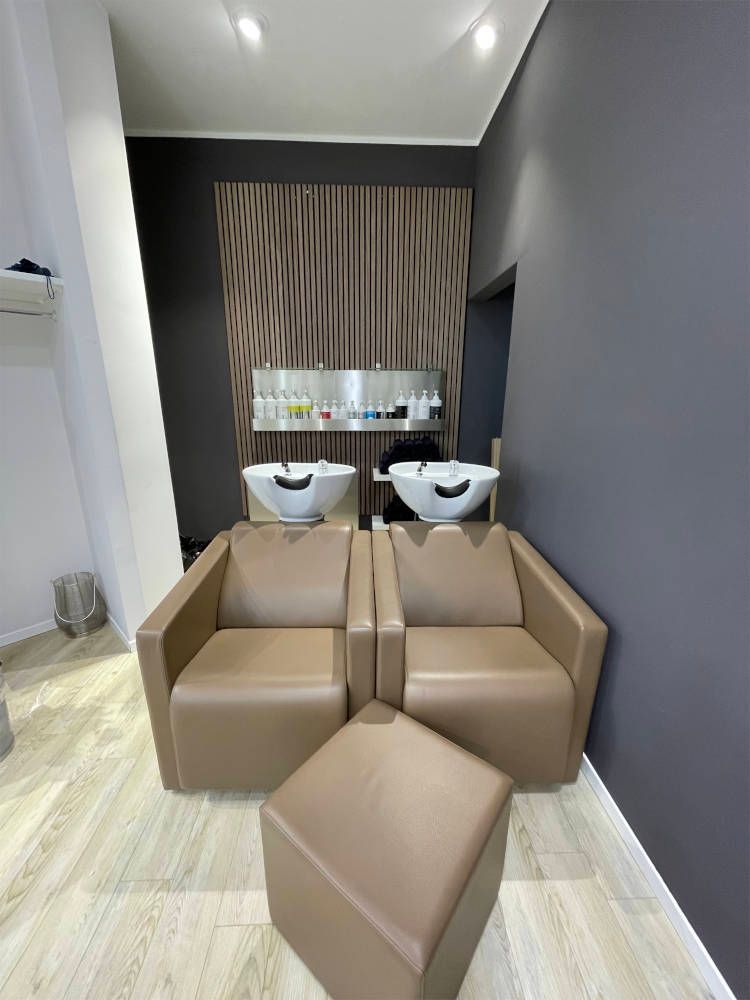 Zwei Waschplätze im Friseursalon Hair & More Sandra Konrad