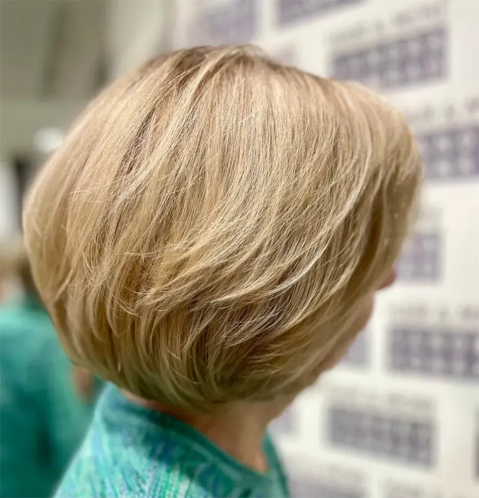 Blonder Bob-Haarschnitt mit gestuften Seiten, leicht zum Gesicht hin abgewinkelt.