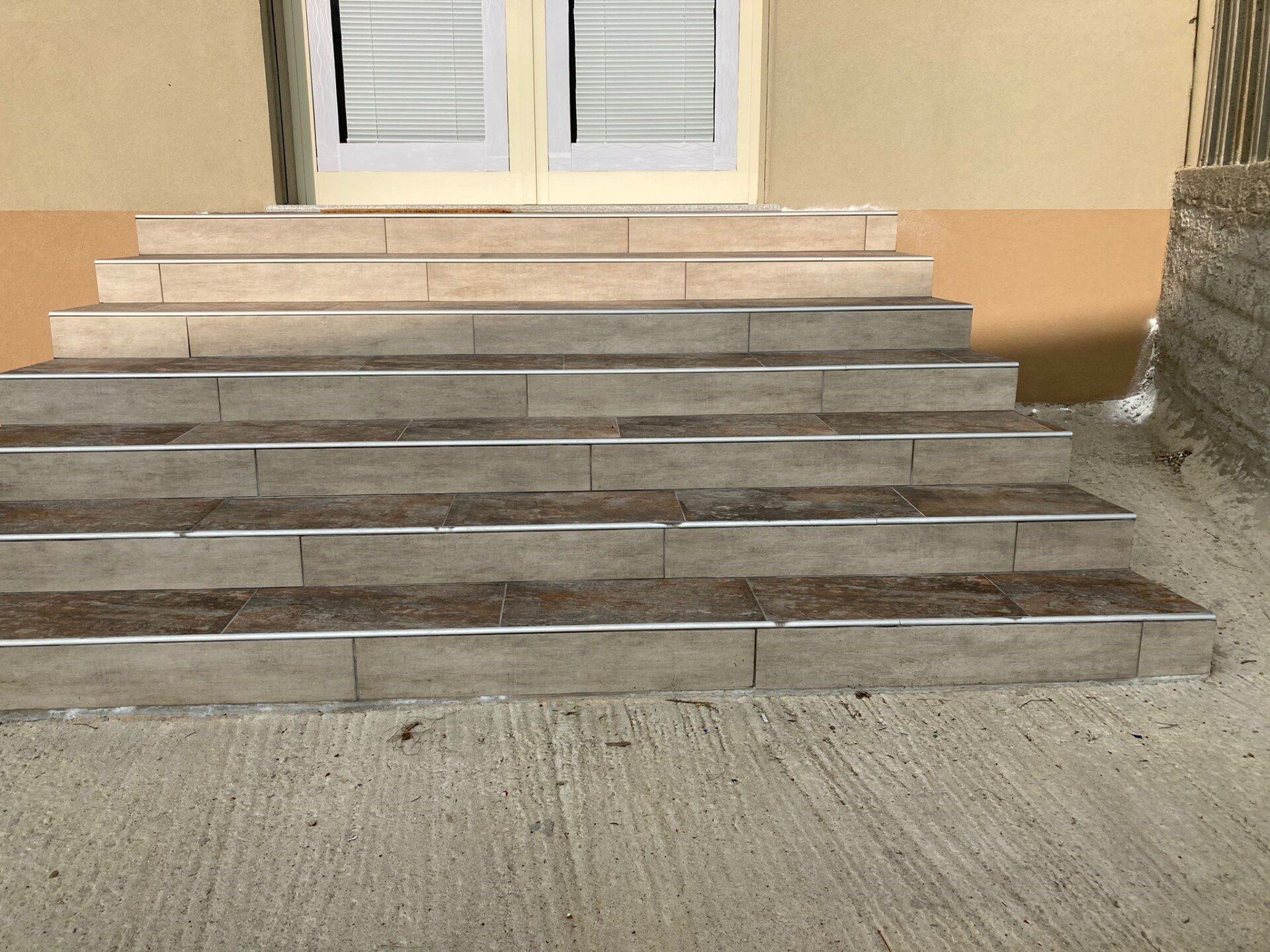 Una serie di scale che portano a un edificio