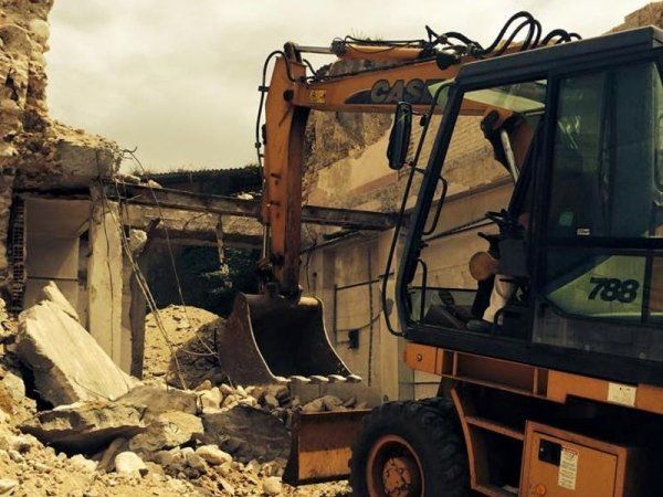 Un escavatore con il numero 788 sul lato