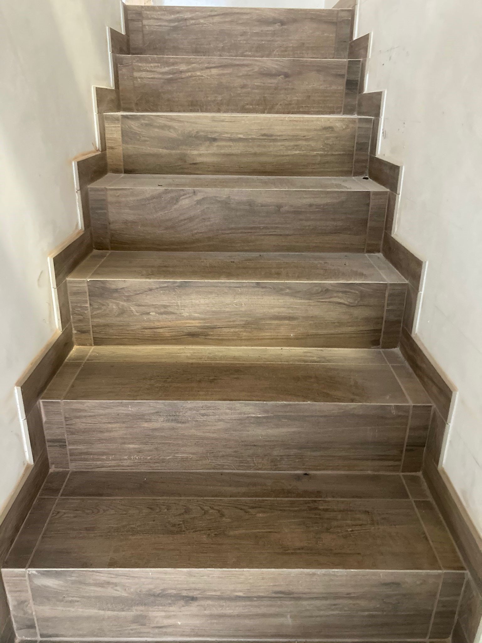 Una serie di scale fatte di legno e piastrelle.