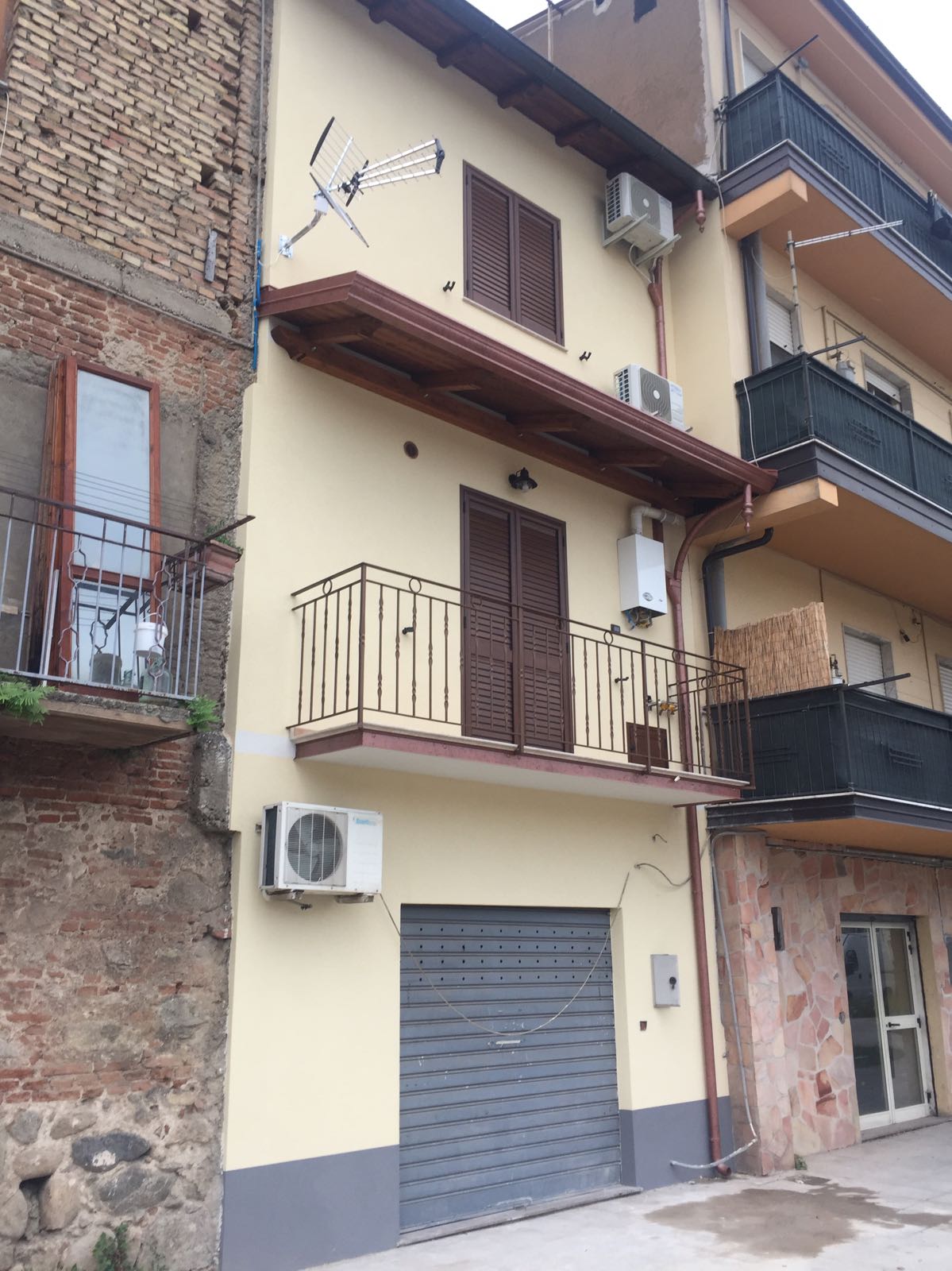 Un edificio con un balcone e un condizionatore sul lato