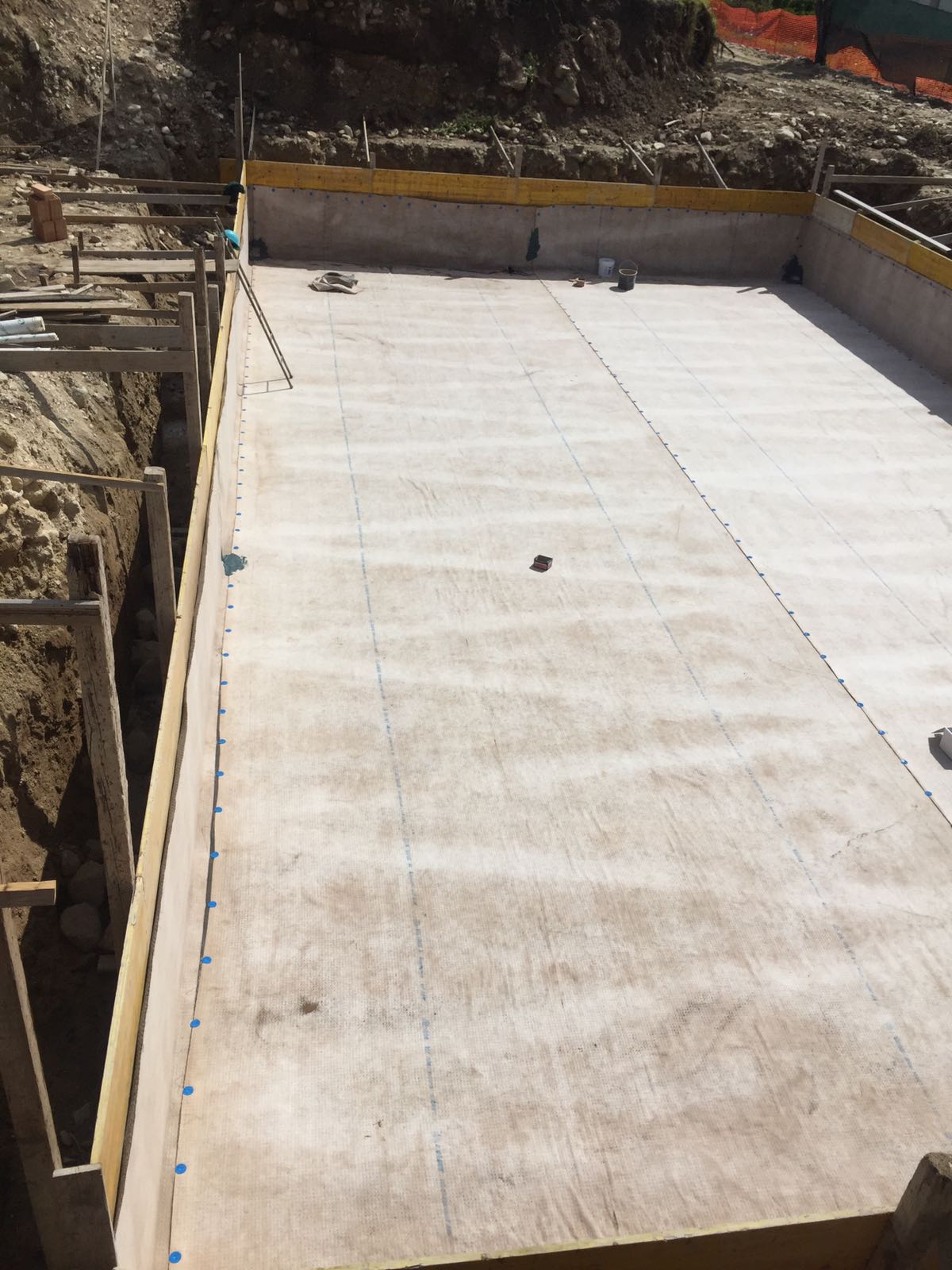 In un cantiere viene costruita una grande piscina in cemento