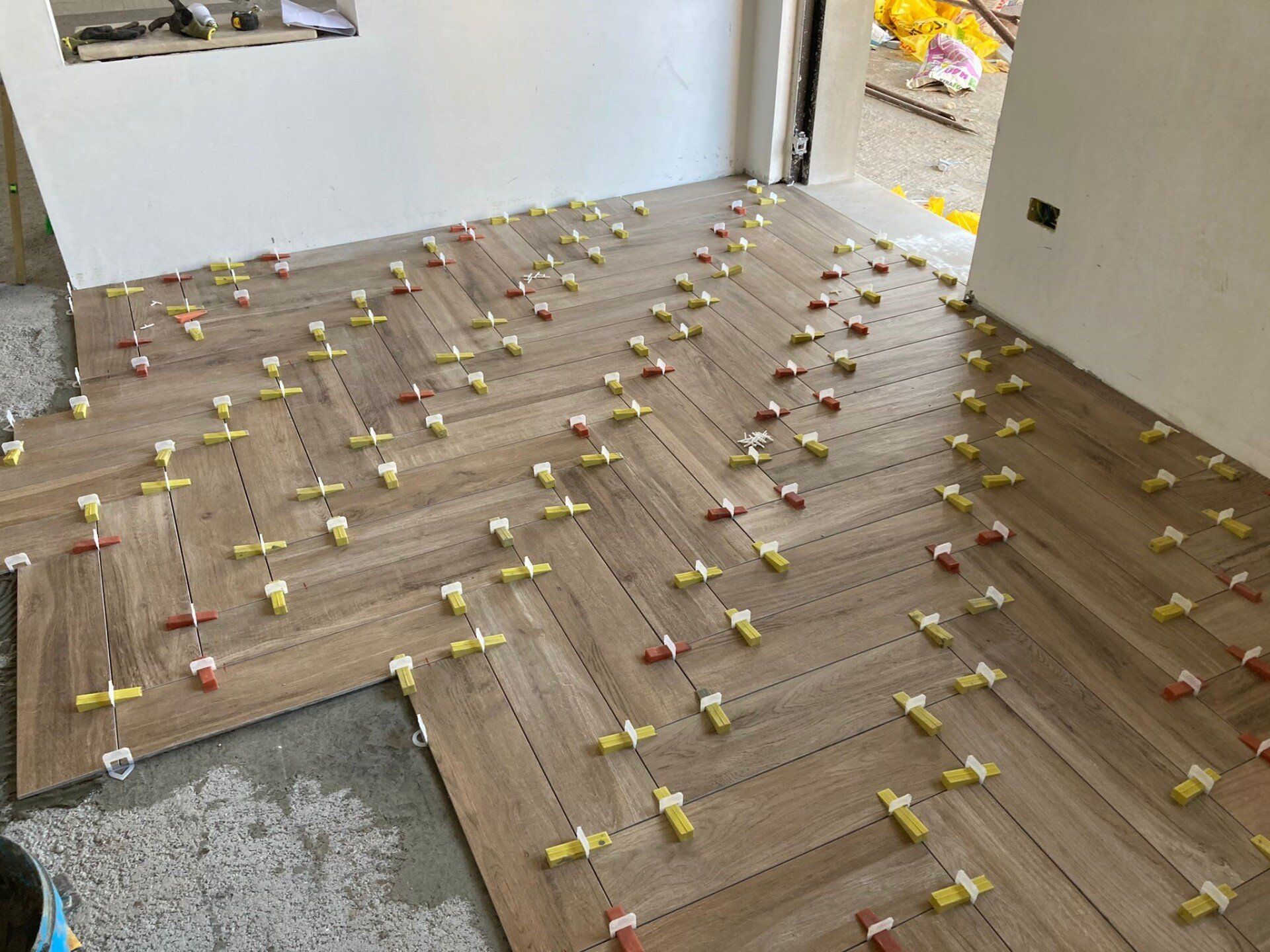 Un pavimento in legno con molte piastrelle sopra