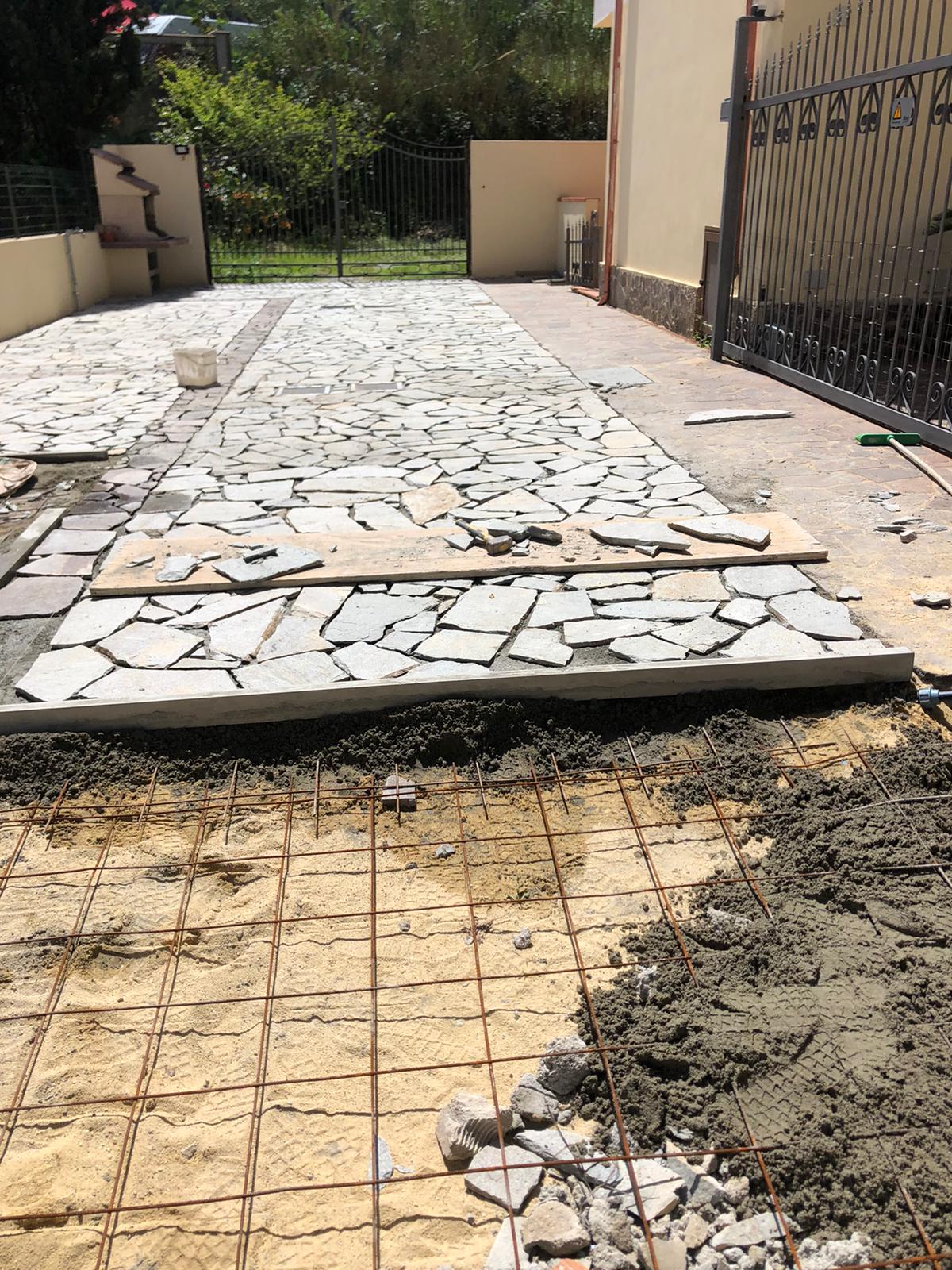 Si sta costruendo un vialetto in cemento davanti a una casa.