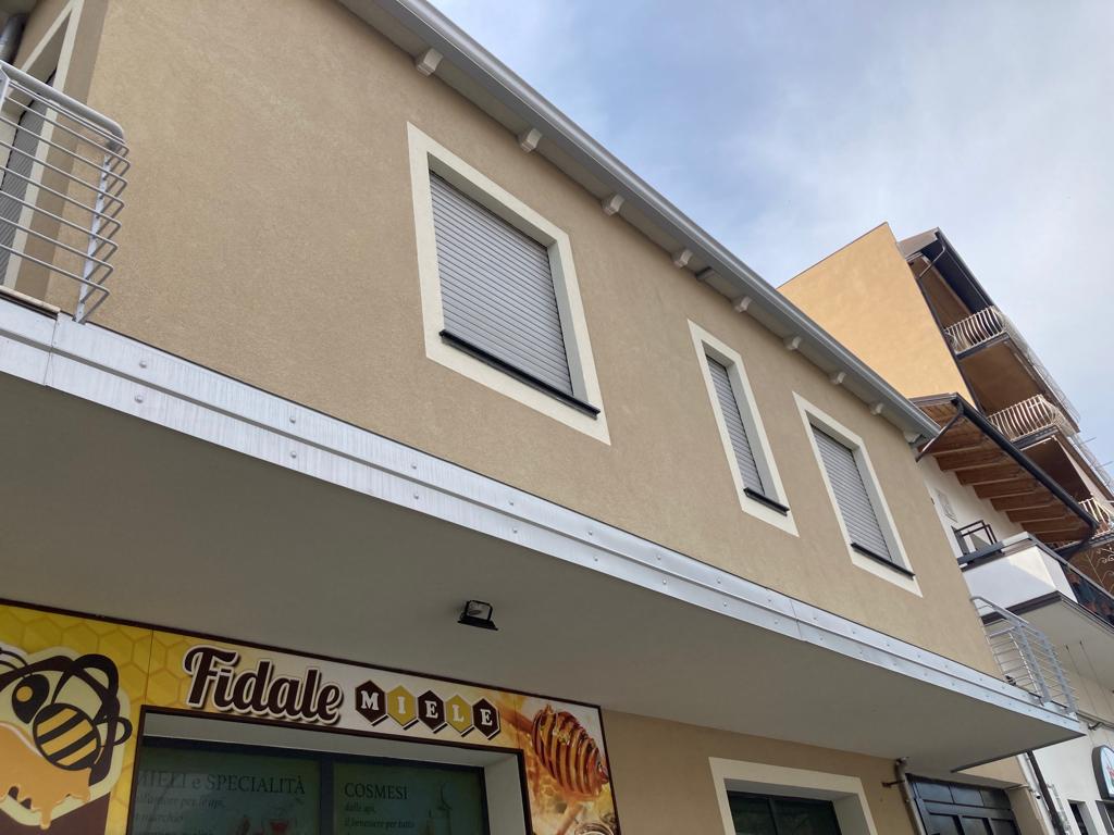 Un edificio con un cartello che dice