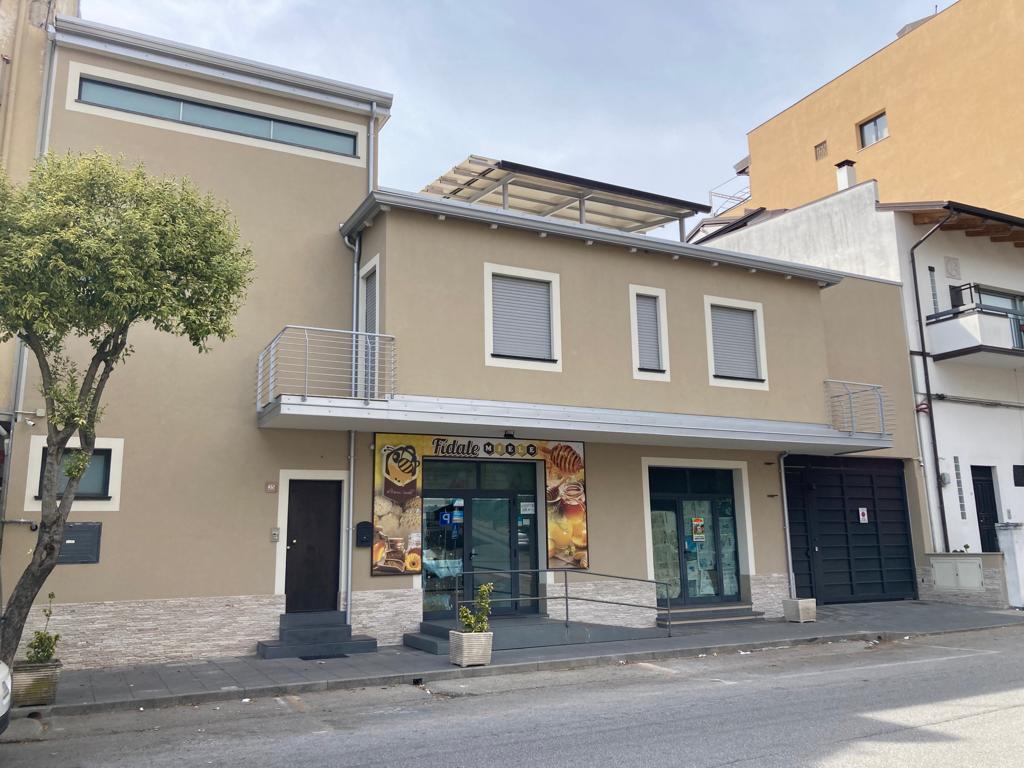 Un edificio con un cartello che dice