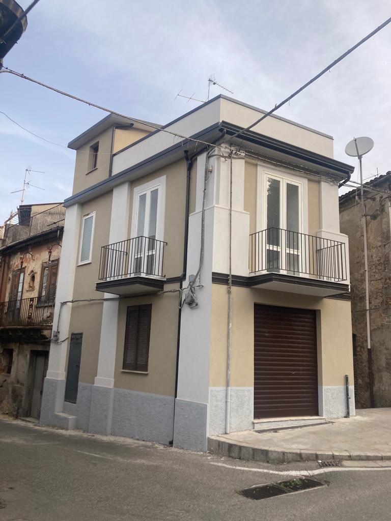 Un edificio con un balcone sul lato