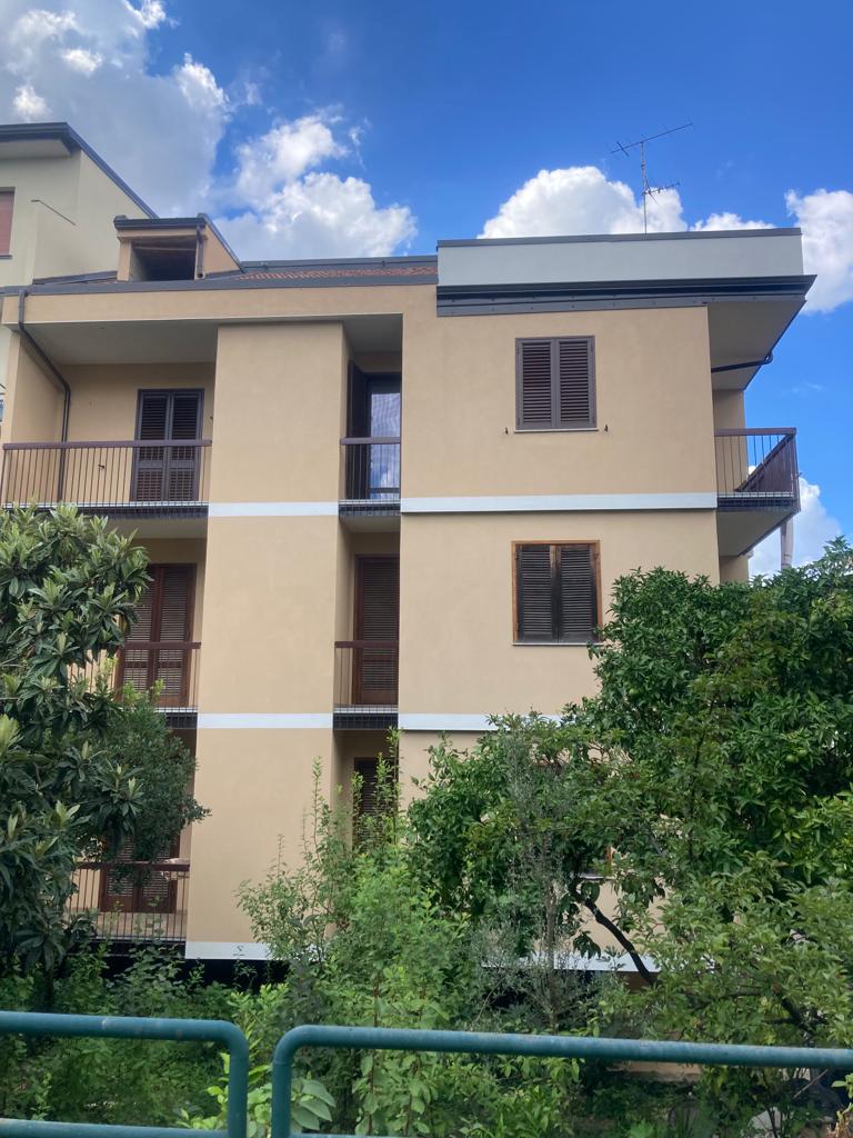 Un grande edificio con molte finestre e balconi