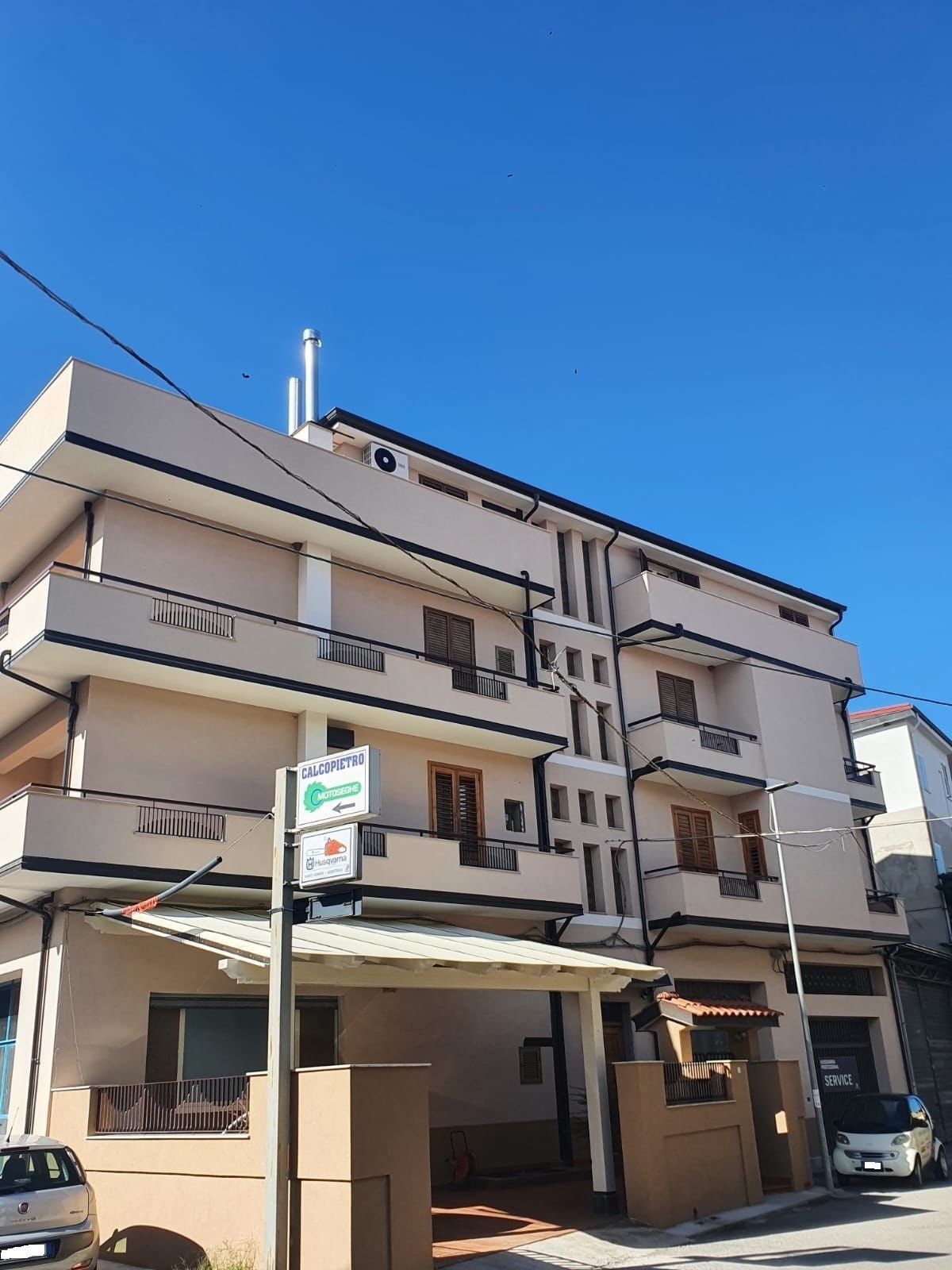 Un edificio con un cartello che dice