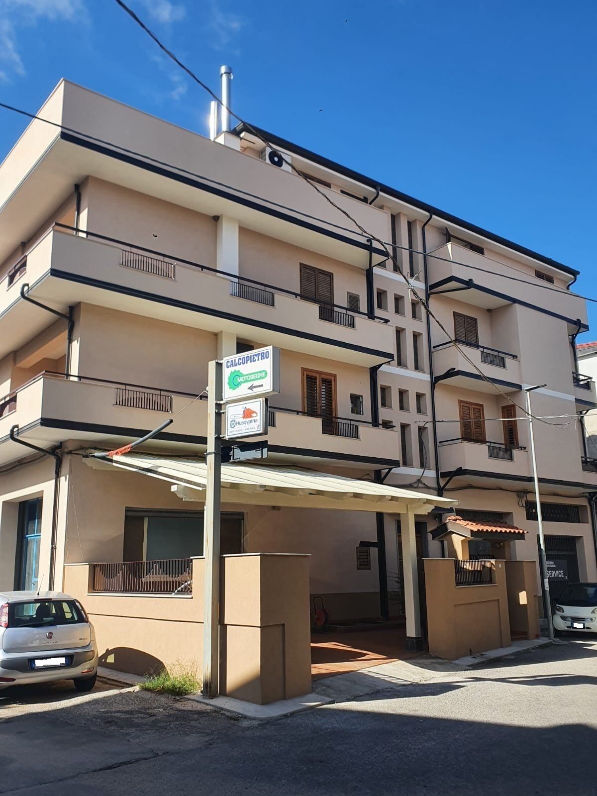 Un'auto è parcheggiata davanti a un grande edificio