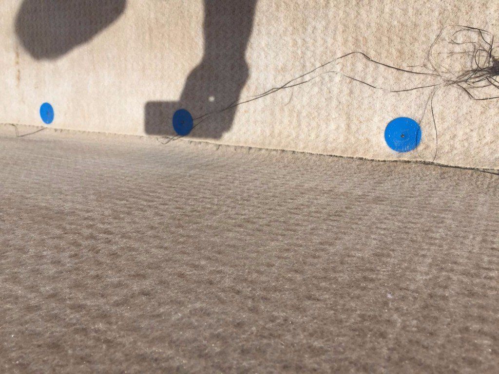 L'ombra di una persona viene proiettata su un muro su cui sono dipinti dei cerchi blu.