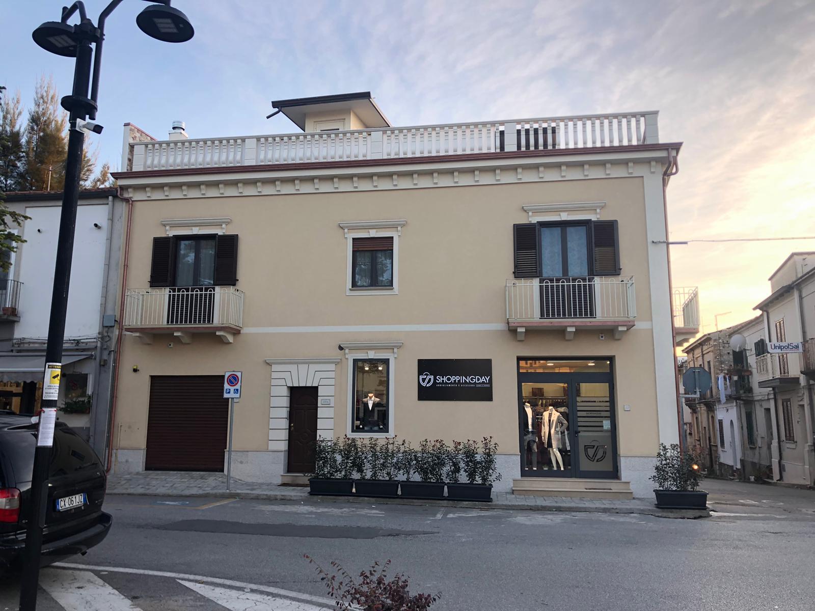Un edificio con un balcone in cima