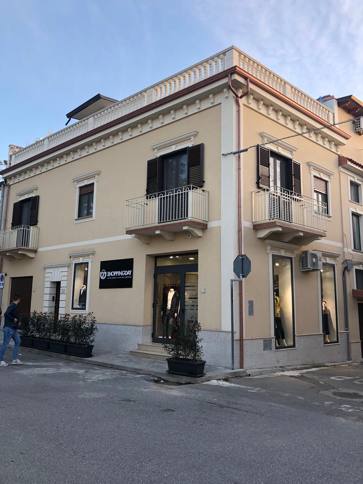 Un grande edificio con molte finestre e balconi