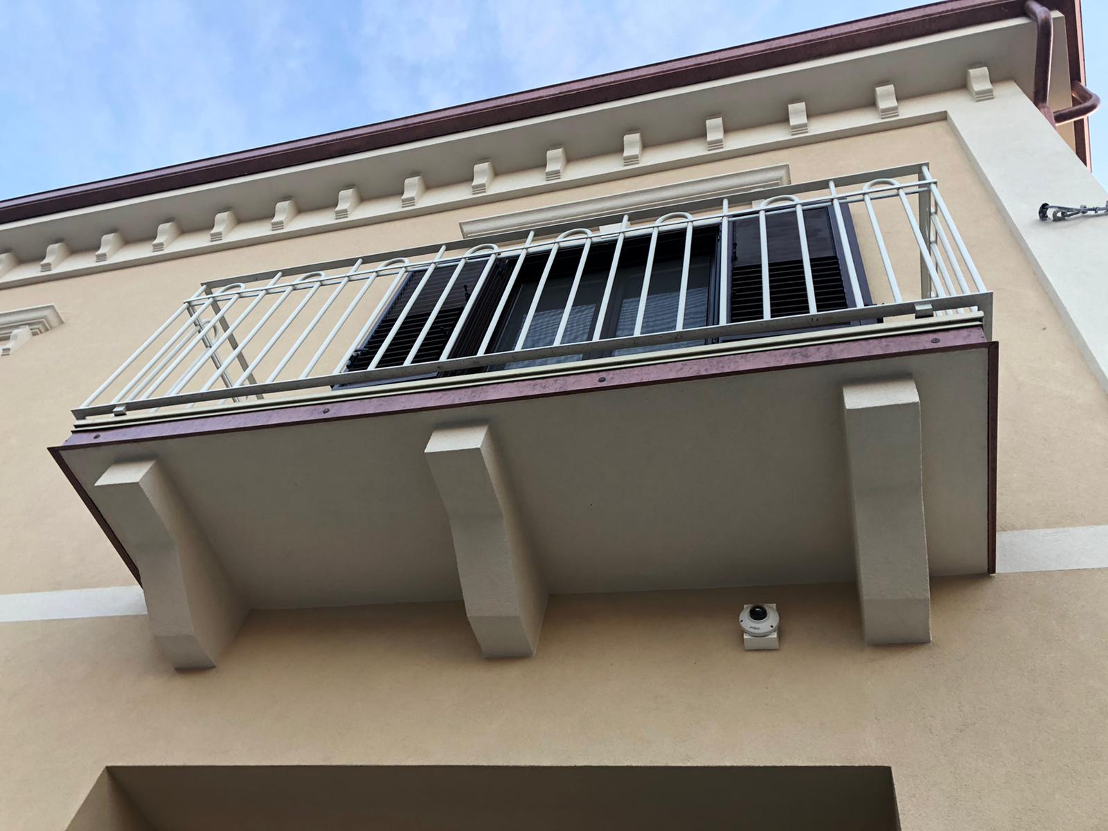 Guardando in alto verso un balcone sul lato di un edificio