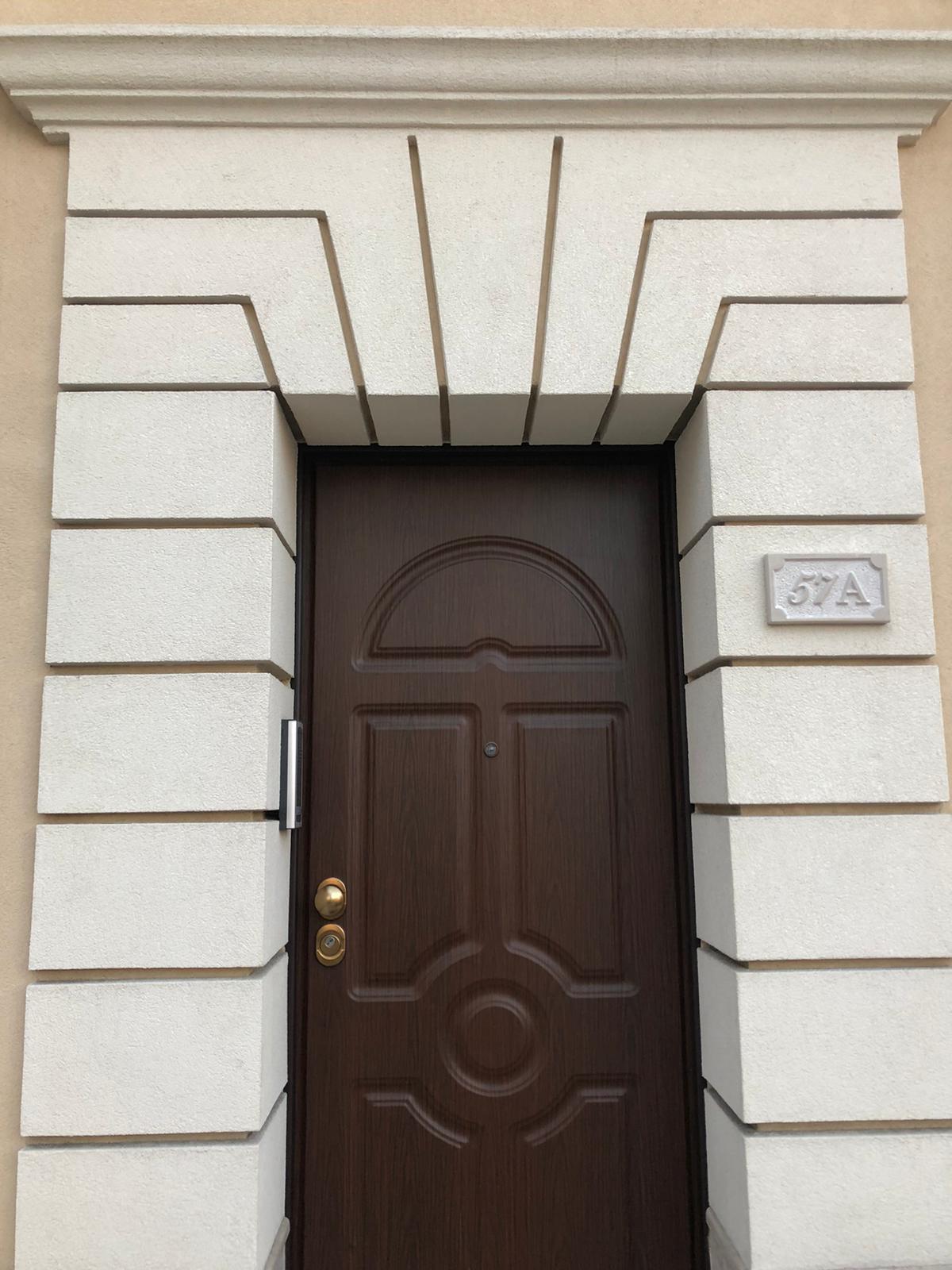 Una porta marrone con un cartello che dice spa sopra