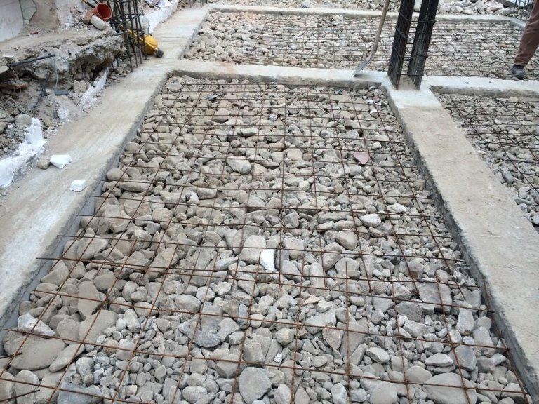 Un mucchio di rocce è adagiato su una superficie di cemento