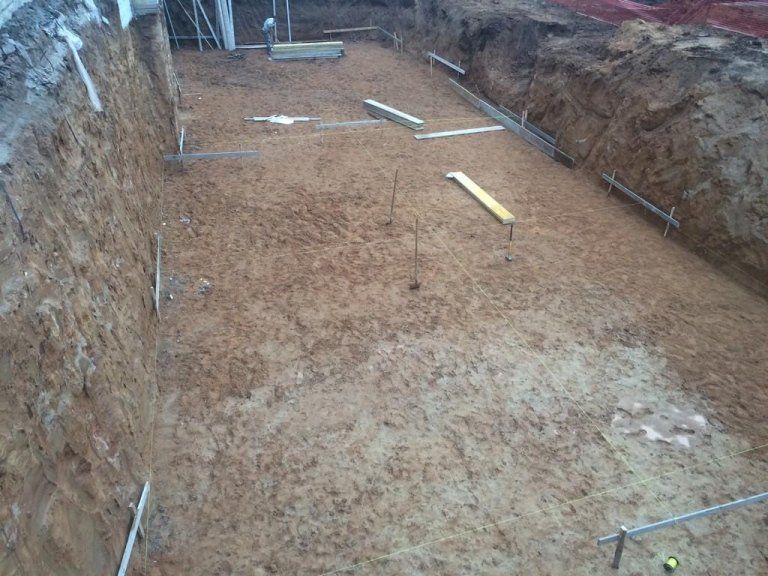 Un cantiere edile con molta sporcizia e impalcature.