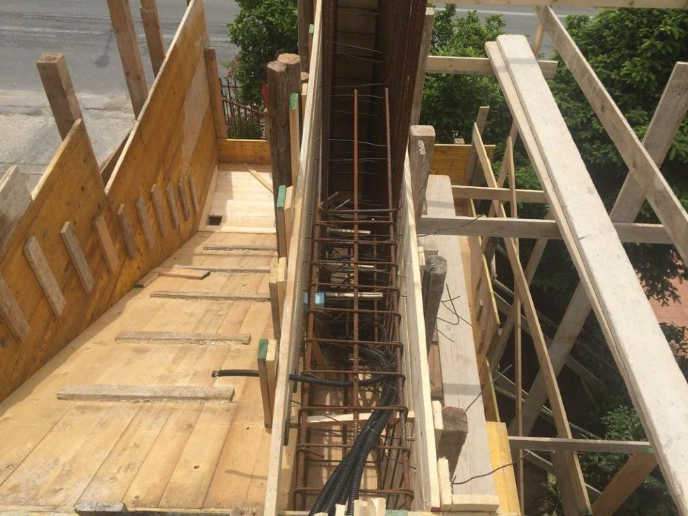 Si sta costruendo una scala in legno con barre di metallo