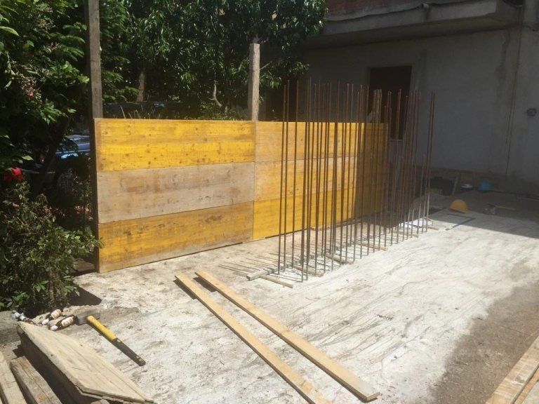 Si sta costruendo una recinzione di legno davanti a una casa