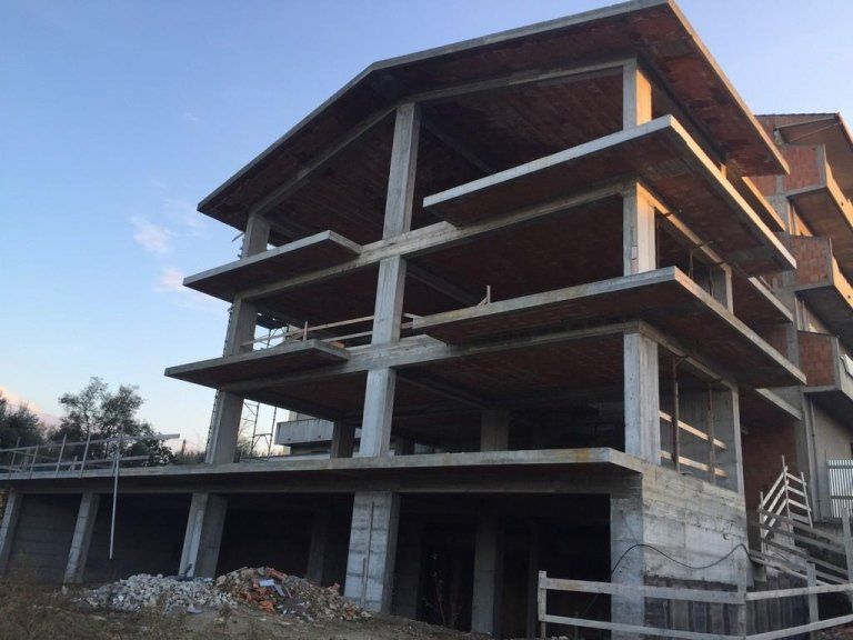 Un grande edificio in costruzione circondato da una recinzione