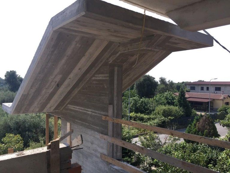 Un balcone con un tetto in costruzione