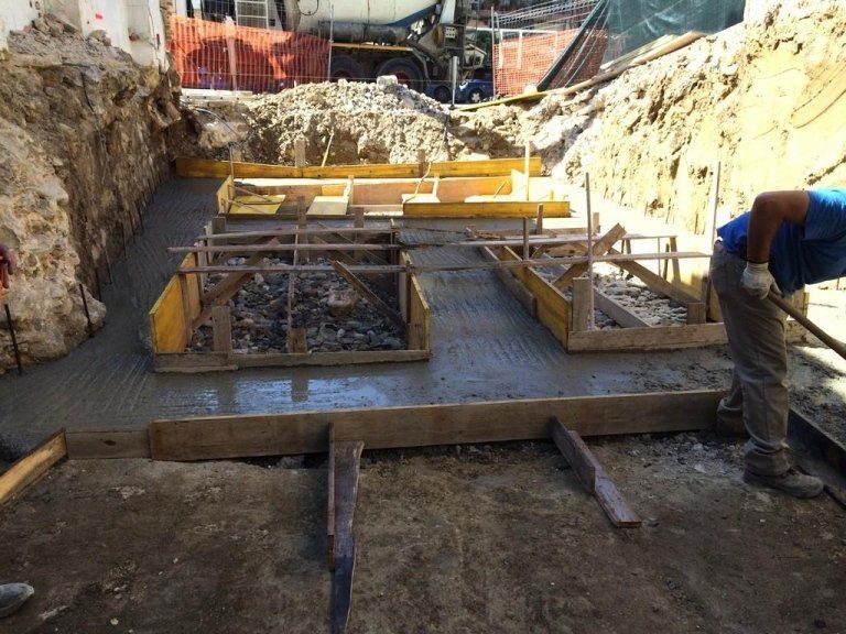 Un uomo sta lavorando in un cantiere edile con una pala