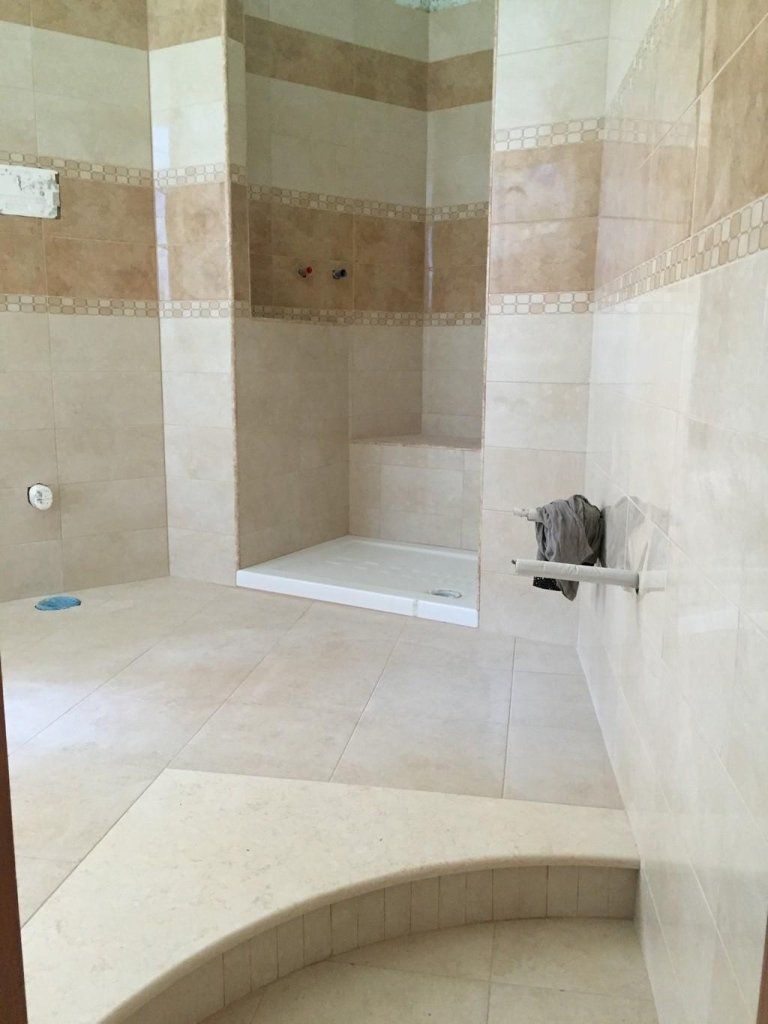 Un bagno con cabina doccia e WC