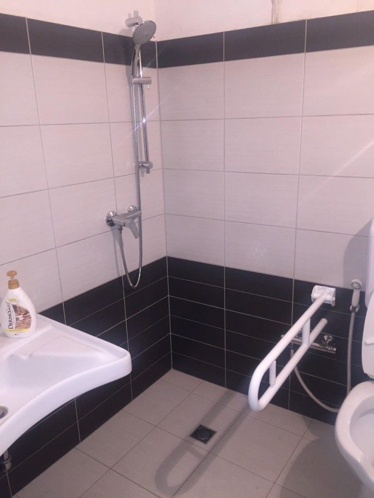 Un bagno con lavandino, WC e doccia