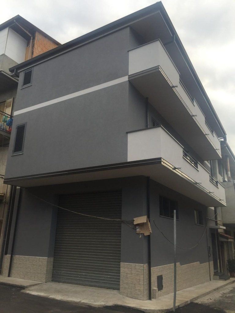 Un edificio con un balcone sul lato