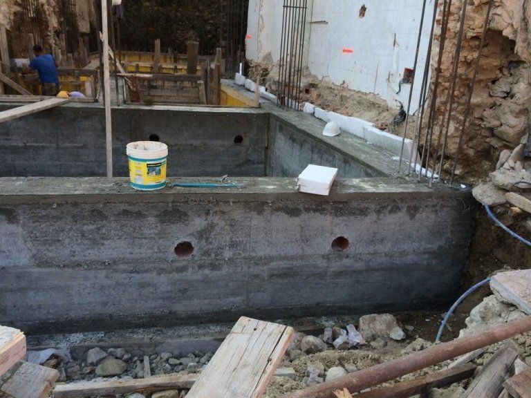 Un cantiere con un secchio di vernice a terra