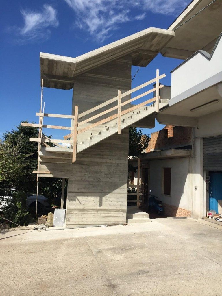 Un edificio in costruzione con scale che conducono ad esso