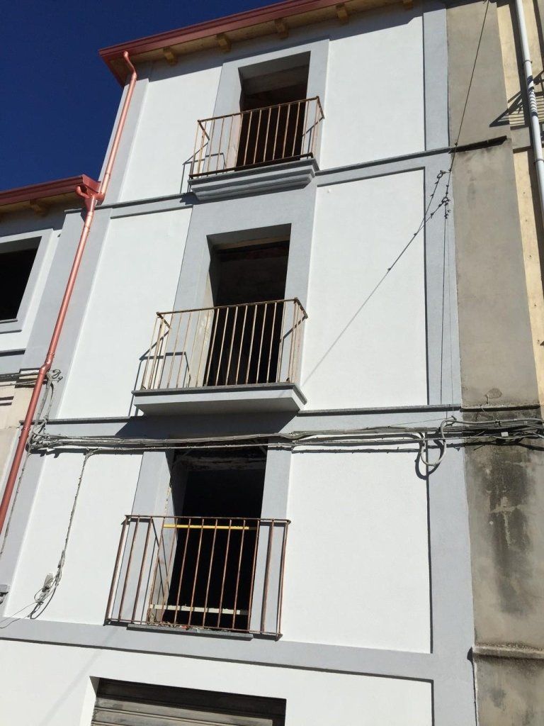 Un edificio con molte finestre e balconi