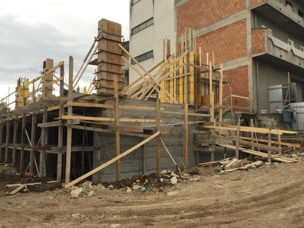 Un edificio in costruzione con molte impalcature di legno attorno