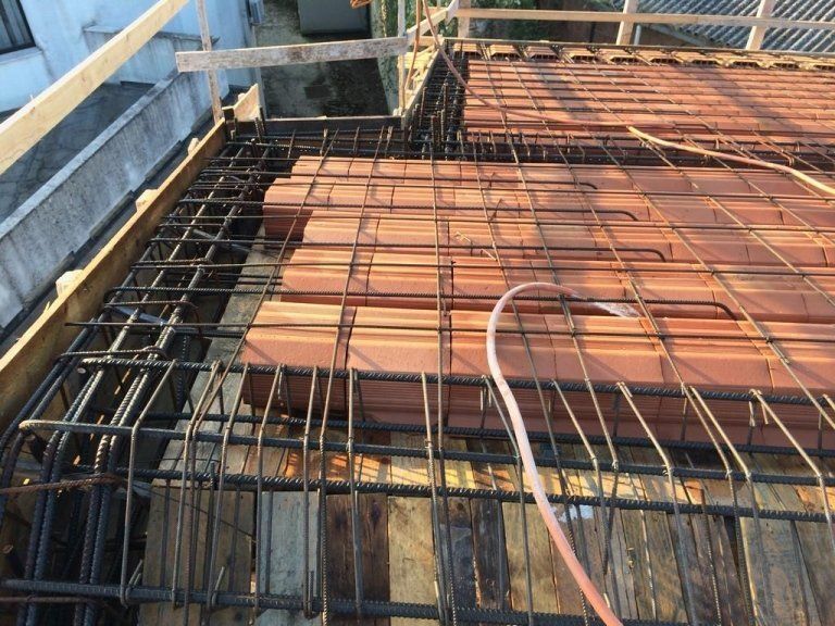 Un cantiere edile con un tubo attaccato