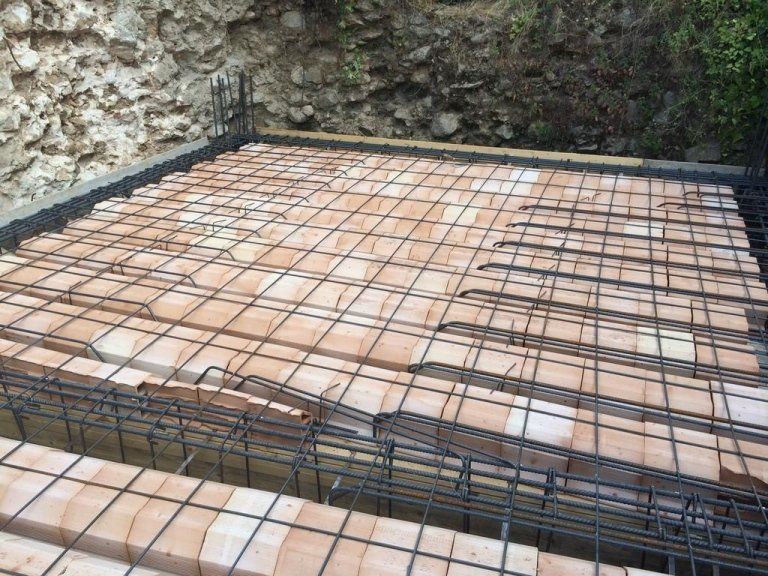 Un pavimento in mattoni con una griglia di filo sopra