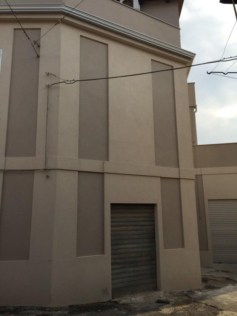 Un edificio con una porta da garage sul lato