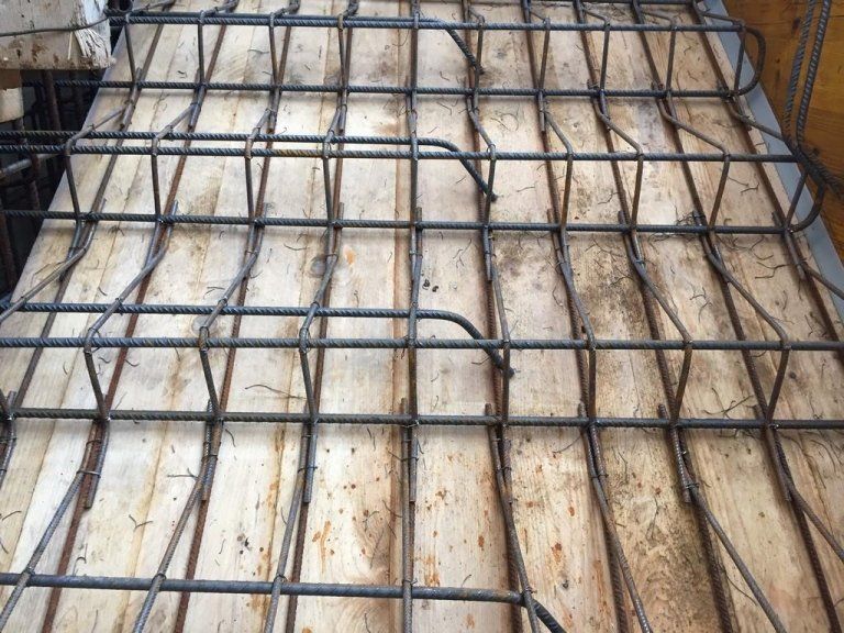 Un primo piano di una griglia metallica su una superficie di legno