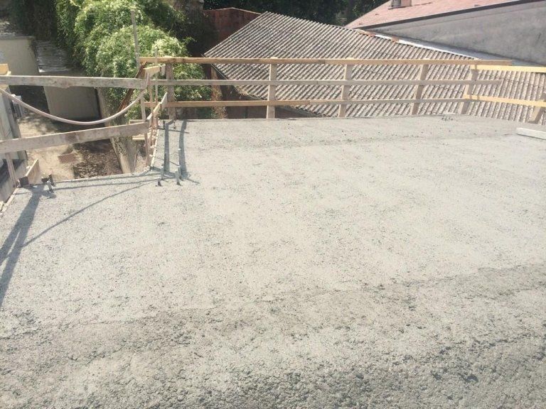 È in costruzione un ponte in cemento con una ringhiera in legno