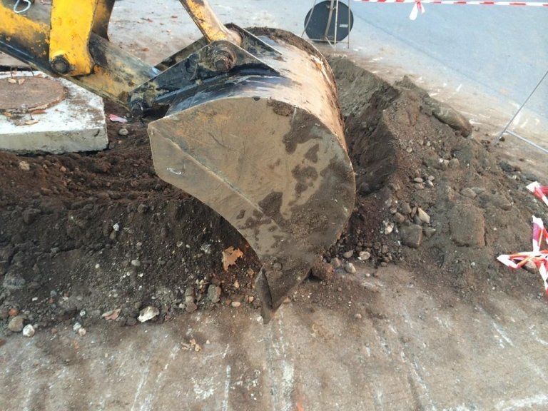 Un bulldozer sta scavando una buca nel terreno