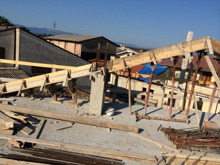 Un cantiere con molto legno e impalcature
