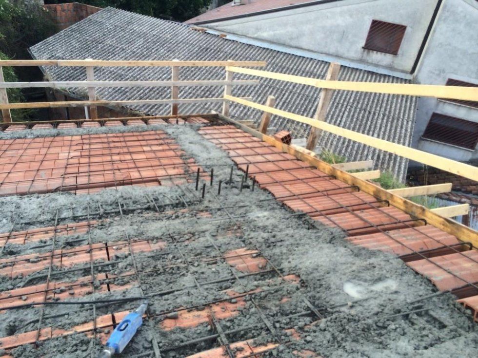 Si sta costruendo una passerella in mattoni sul tetto di un edificio