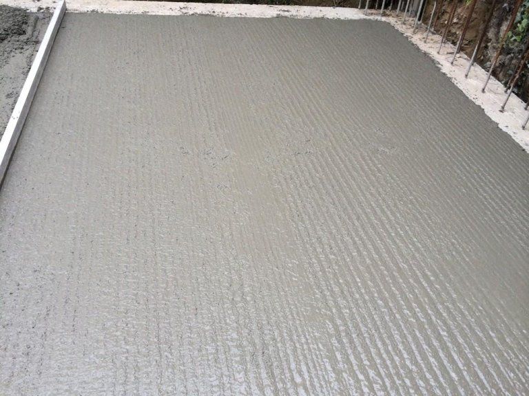 Un pavimento di cemento con una livella sopra