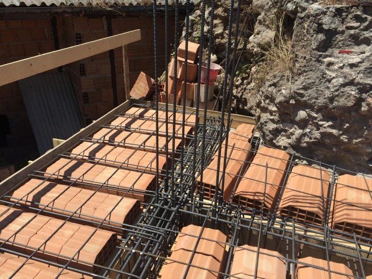 Un mucchio di mattoni sono impilati uno sopra l'altro