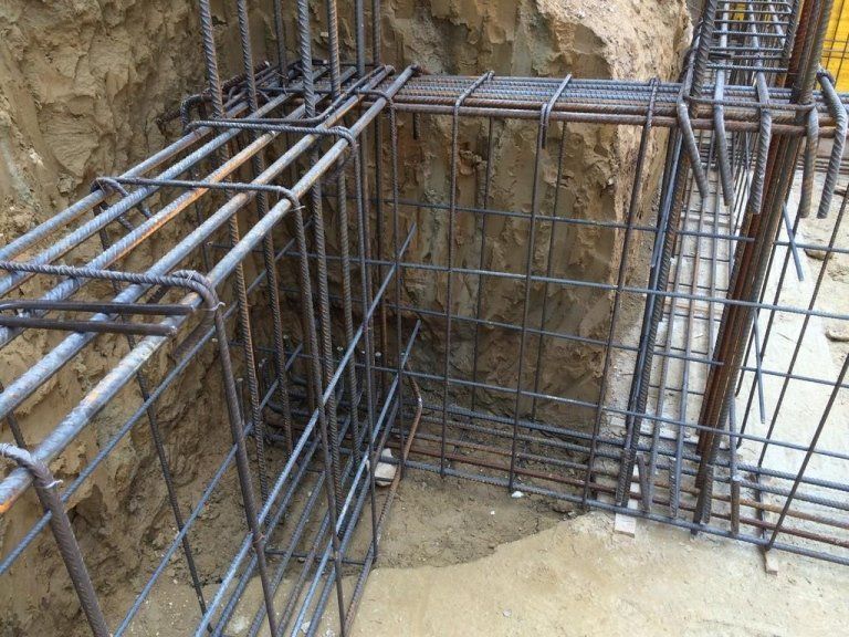 Un mucchio di sbarre di metallo sono sparse nella polvere.