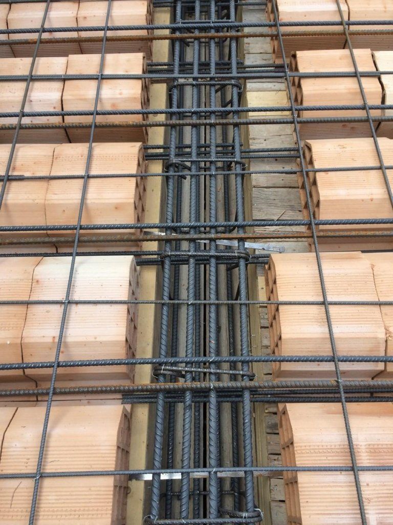 Una fila di mattoni appoggiati su una struttura metallica