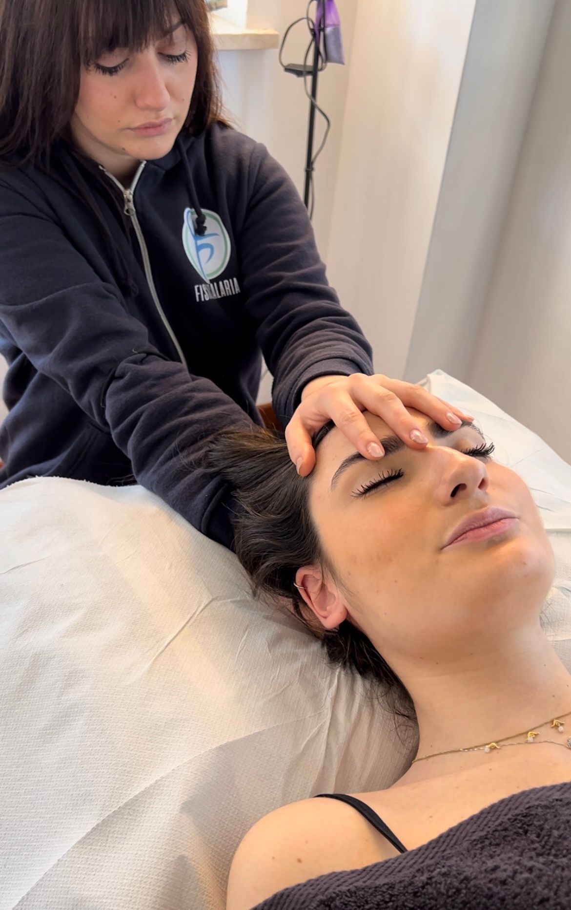 Un osteopata che tratta un problema al collo
