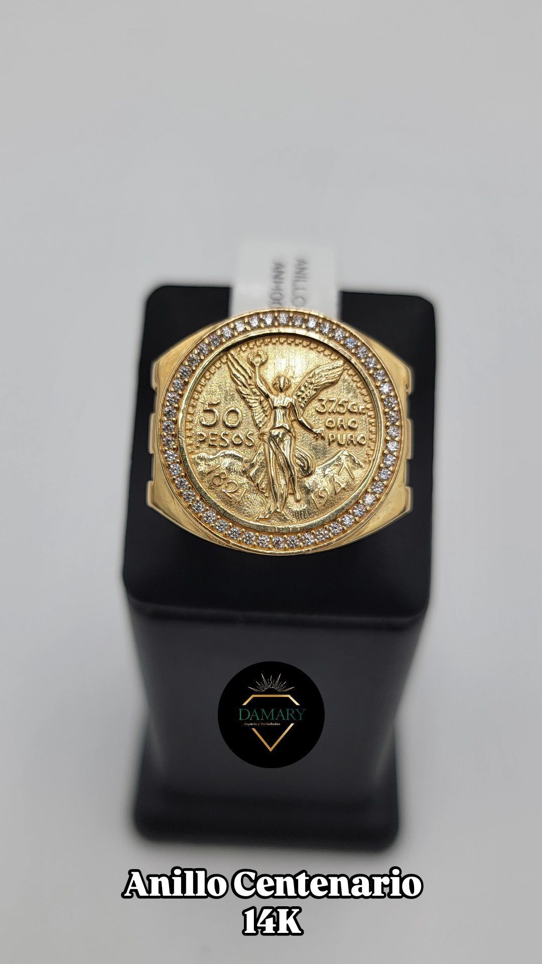 A gold ring with the word anillo on it