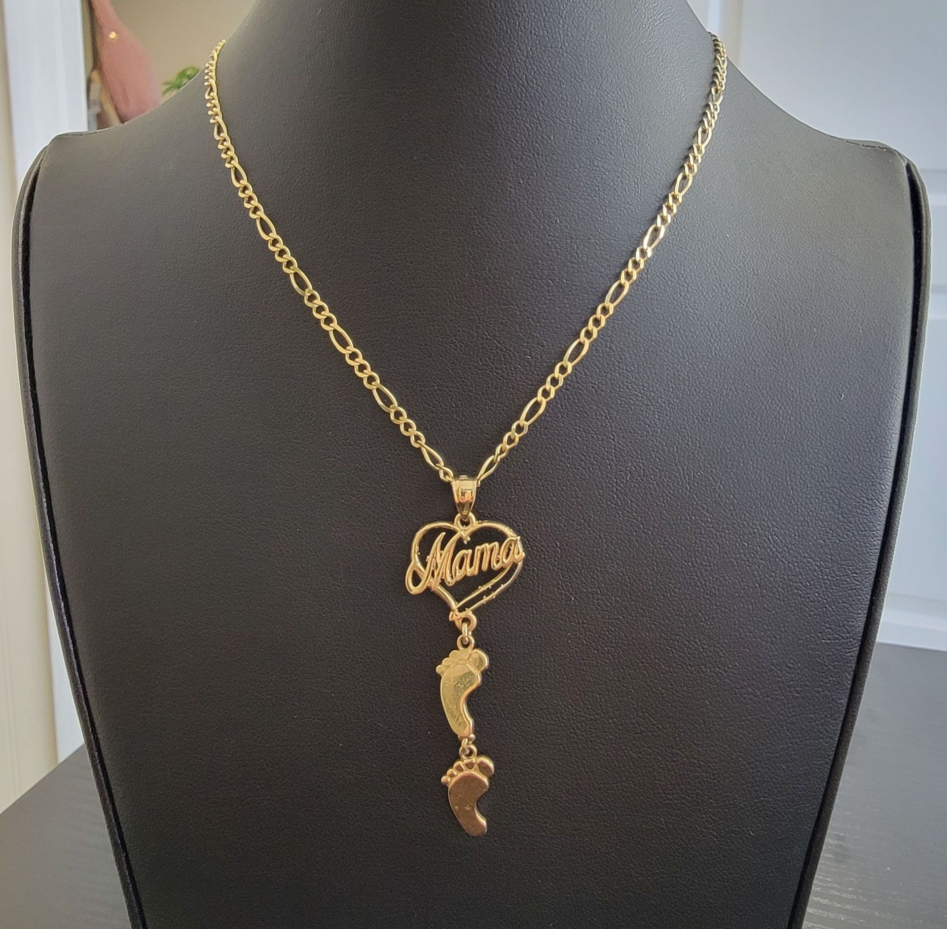 A gold ring with the word anillo on it